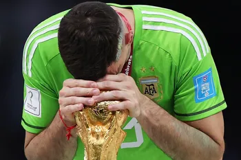 Emiliano Martínez celebra con la Copa del Mundo en 2022.