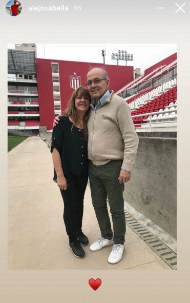 La emotiva foto que subió Alejo Sabella al recordar a su papá, Alejandro Sabella, junto a su mamá en la cancha de Estudiantes