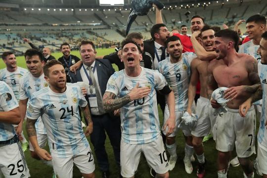 La Bombonera se prepara para lo que puede ser el último partido de Messi en Argentina.  