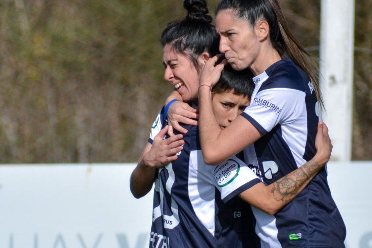 Florencia Gaetán festeja uno de sus goles junto a Flor Sánchez y Lali Esquivel. (Foto: prensa Gimnasia)
