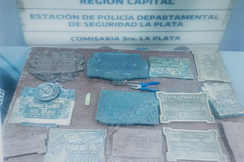 Atraparon a un joven que robaba placas de bronce en el Cementerio de La Plata