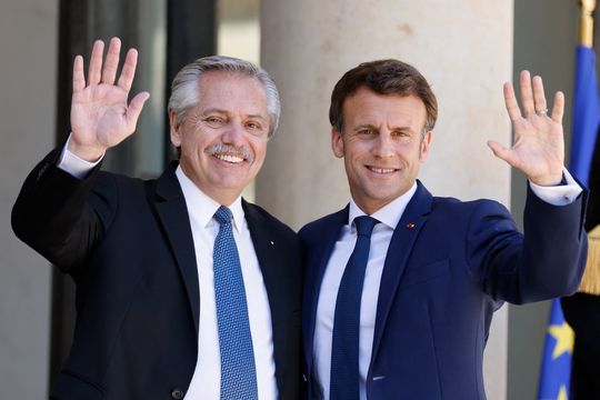Alberto Fernández junto a Emmanuel Macron