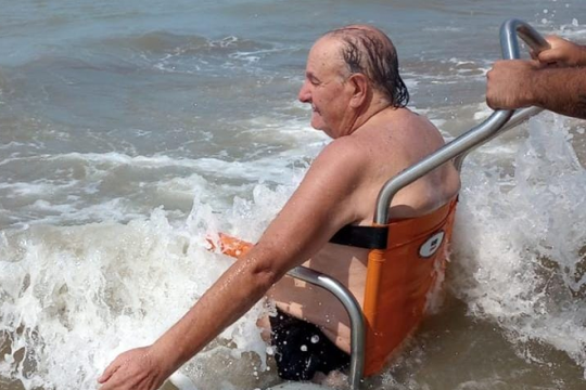 en mar del plata instalaran rampas para que personas con discapacidad puedan acceder al mar