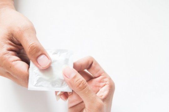 prohibieron la venta de un lote de preservativos vencidos y un medicamento para el vih