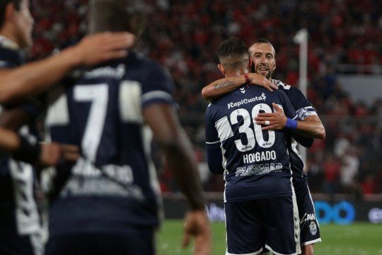 Rodrigo Holgado festeja el gol de Gimnasia junto a Brahian Alemán