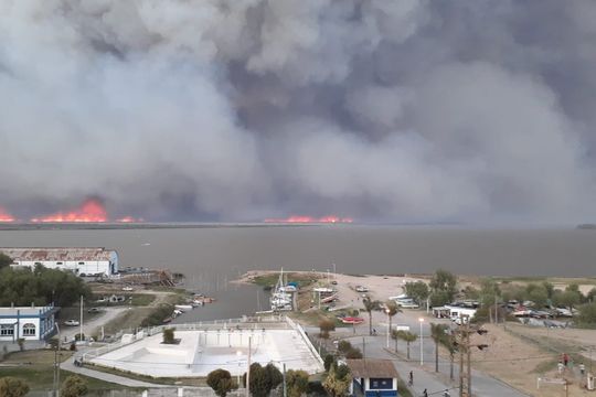 El humo por los incendios en las Islas visto desde Ramallo.