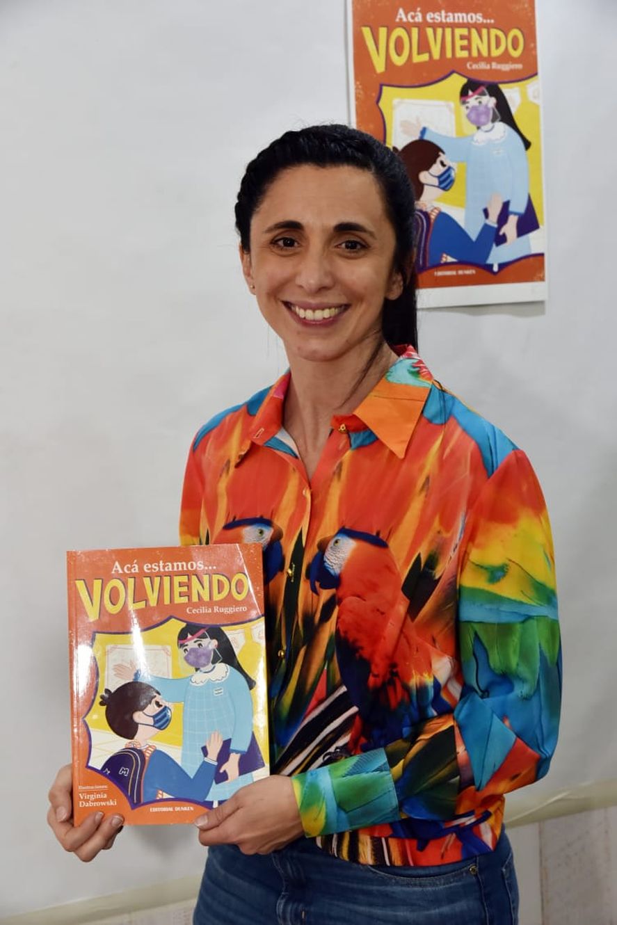  Cecilia Ruggiero es la psicóloga y autora de “Acá estamos… Volviendo”, un libro de cuentos que muestra cómo la emocionalidad de la niñez y la familia fue atravesada por la pandemia.
