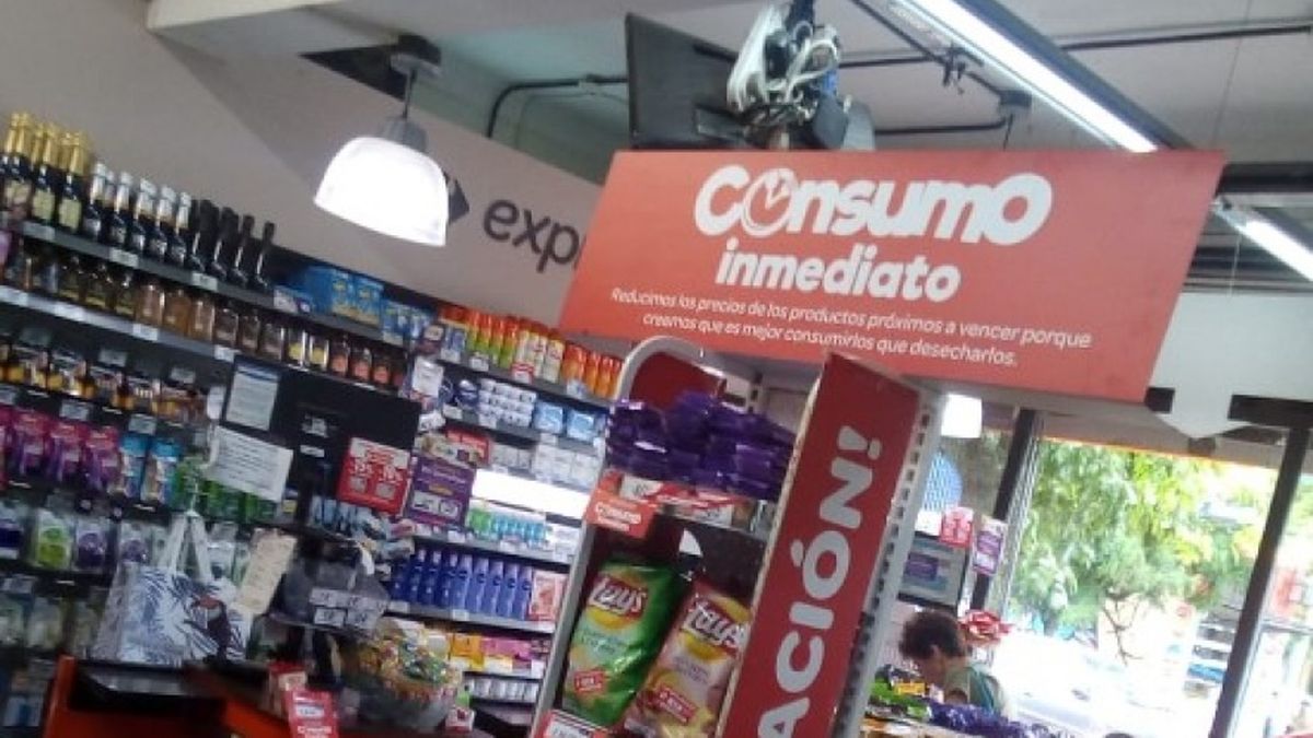 Los juegos del hambre: en Carrefour liquidan productos al filo de