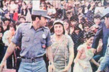 El Chavo del 8 y Doña Florinda ingresando al campo de juego de Estudiantes en 1979 según la foto subida pir el Profesor Jirafales 