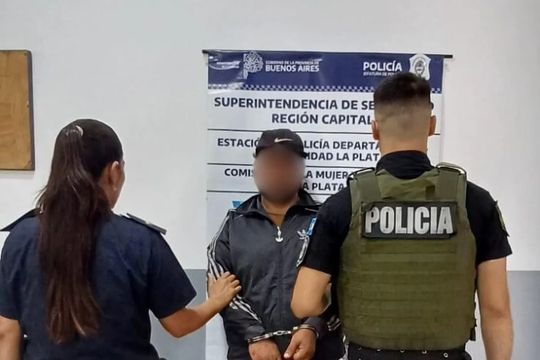 horror por un femicidio en la plata: el hombre se presento en la comisaria y se entrego