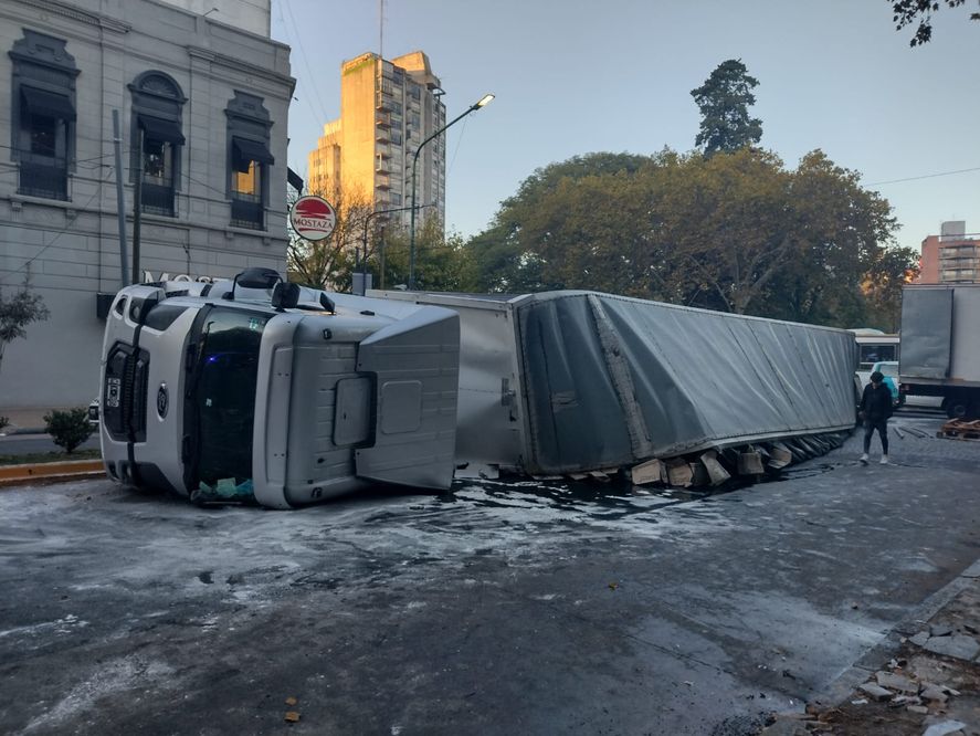 La Plata: volcó un camión en Plaza Italia y provocó caos de tránsito