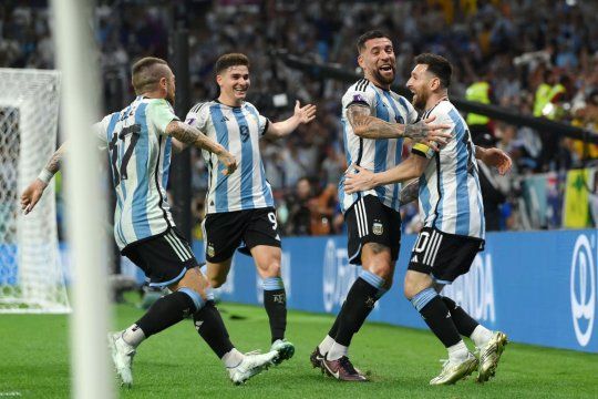 Nicolás Otamendi festeja junto a Lionel Messi el primer gol de la Selección Argentina ante Países Bajos