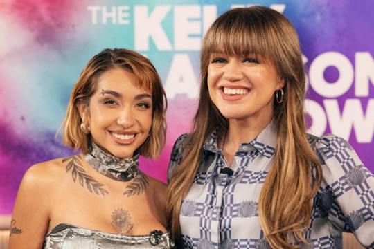 María Becerra presentó Imán en el programa de Kelly Clarkson.