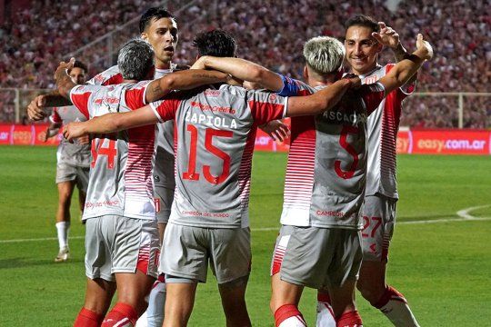 Los jugadores de Estudiantes festejan el gol de Santiago Ascacíbar ante Unión