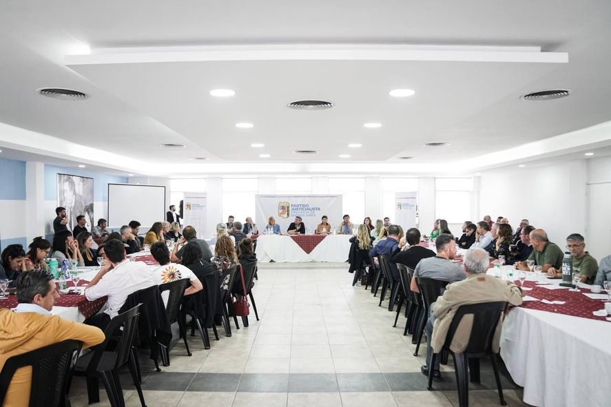 Máximo Kirchner, Verónica Magario y Mayra Mendoza ocuparon los tres principales lugares en una nueva reunión del consejo del PJ bonaerense.