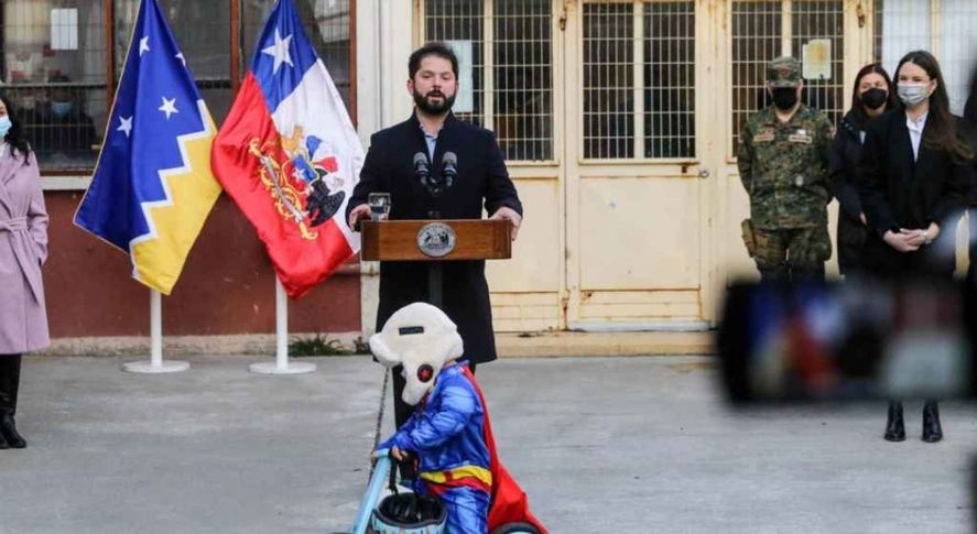 Un pequeño Superman no logró distraer al presidente de Chile