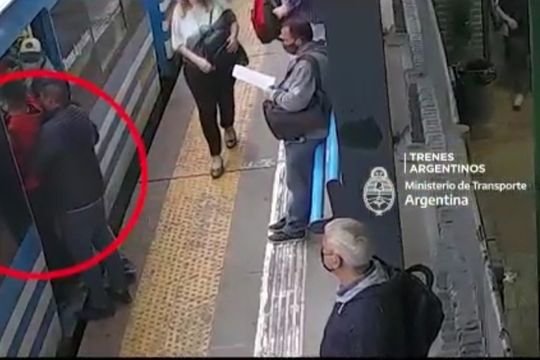adrogue: mira como detuvieron a dos punguistas en la estacion de trenes