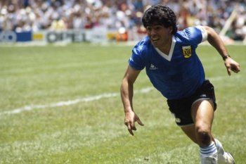 Diego Maradona festeja el gol del siglo