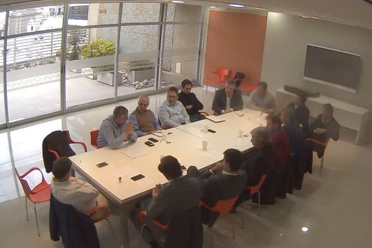 Los participantes de la presunta mesa judicial en las oficinas del Banco Provincia.