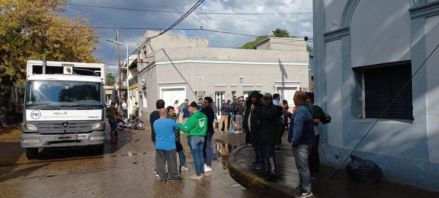 Trabajadores del gremio de Camioneros se concentraron en la DDI de San Nicolás y realizaron una caravana hasta San Pedro 