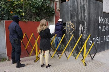 La policía junto a una escribana y personal técnico durante un operativo de detección de fraude en La Plata