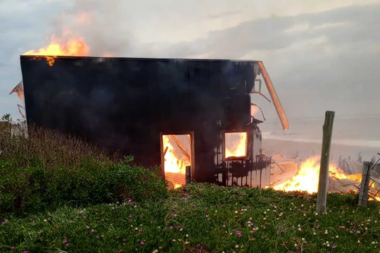 mar del plata: un feroz incendio arraso con el restaurante de un balneario