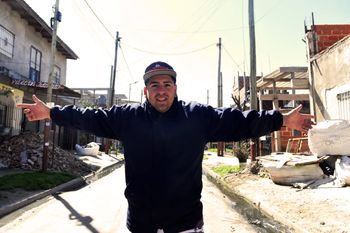 Dany de Caraza fue convocado por el Movimiento de Trabajadores Excluidos (MTE) de Lanús para dar talleres de rap