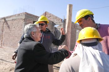 Alberto Fernández visitó un barrio reconstruido tras el terremoto