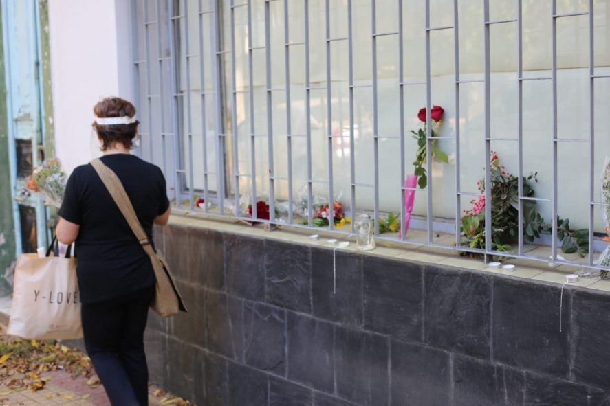 Vecinos colocan flores en la casa de la mujer que sufrió un violento asalto y falleció en La Plata