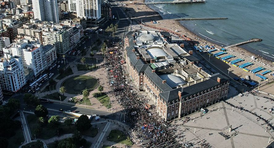 Una de las manifestaciones contra la exploraci&oacute;n de petr&oacute;leo en Mar del Plata. Mat&iacute;as Kulfas defendi&oacute; la medida