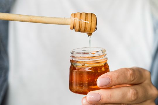 La Anmat prohibió una marca de miel por carecer de registros sanitarios.