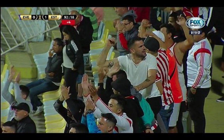 Daniel Sappa festejando la victoria de Estudiantes en Chile por Copa Libertadores