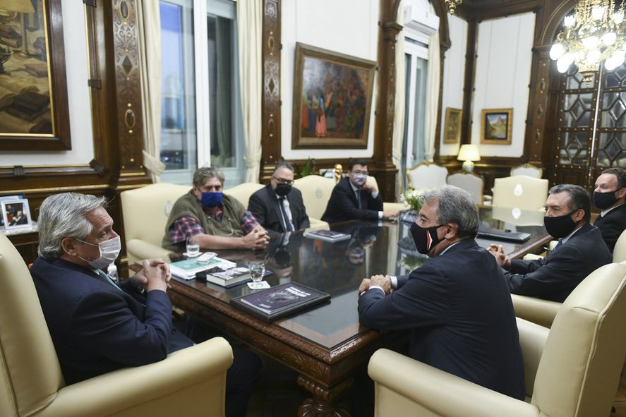 Alberto Fernández junto a sus funcionarios