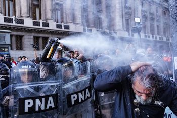 tras la represion a los jubilados, convocan a una masiva manifestacion frente al congreso