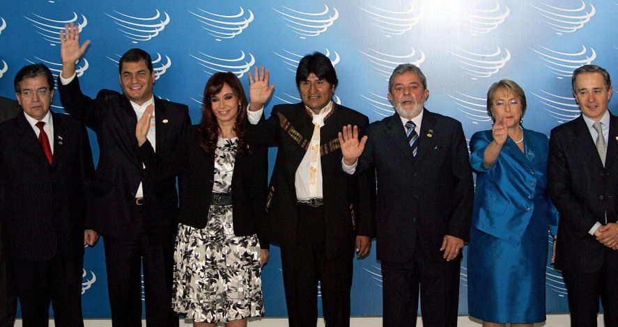 Nicanor Duarte (Paraguay), Rafael Correa (Ecuador), Cristina Kirchner (Argentina), Evo Morales (Bolivia), Lula da Silva (Brasil), Michelle Bachelet (Chile) y Alvaro Uribe (Colombia) luego de firmar el tratado constitutivo de la Unasur. 23/07/2008.