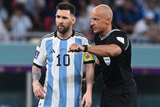 Lionel Messi junto a Szymon Marciniak en Argentina vs. Australia.