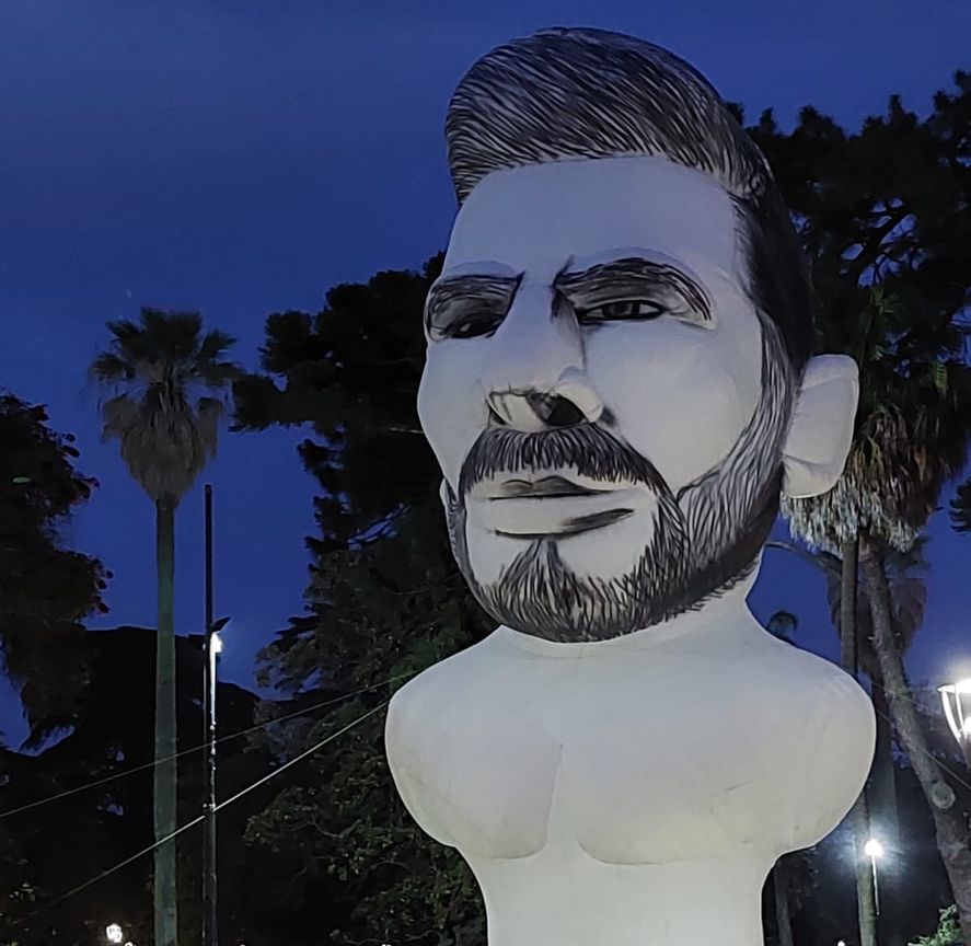 Mundial Qatar 2022: La escultura del 10 de la Selección Argentina mide 4 pisos 