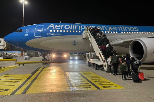Así embarcaban en Roma los argentinos evacuados de Israel. El primer vuelo de Aerolíneas Argentinas ya aterrizó en nuestro país.