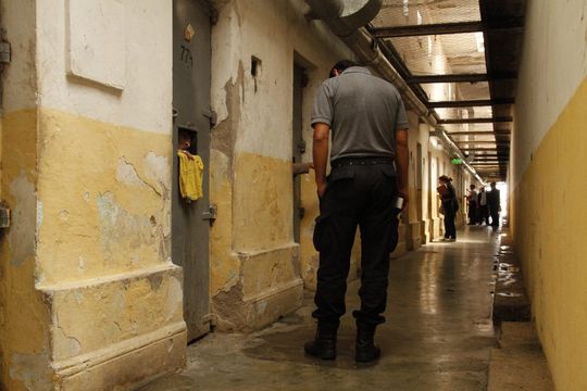 carcel de sierra chica: nueve presos imputados por estafas