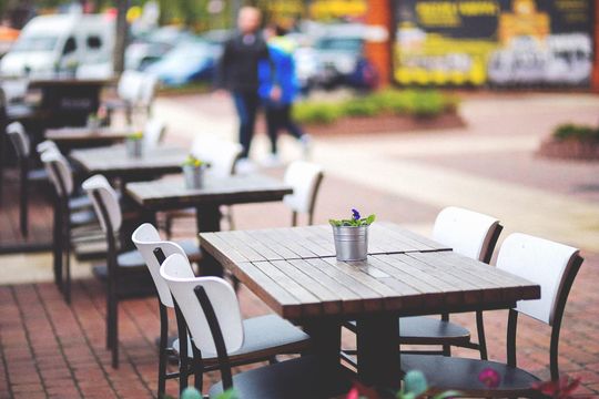 la plata: gastronomicos deberan retirar las mesas de la via publica