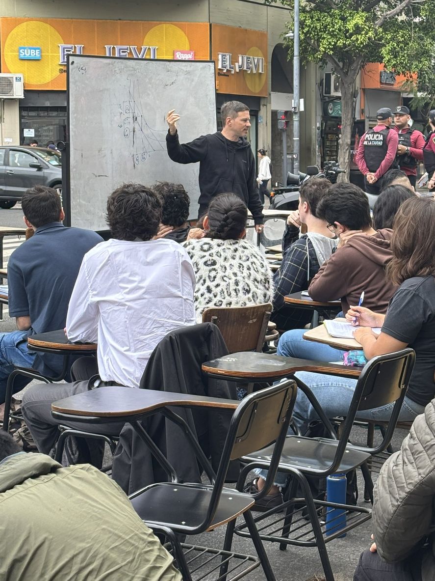 As&iacute; fue la clase p&uacute;blica de Augusto Costa en la avenida C&oacute;rdoba de la Capital Federal.