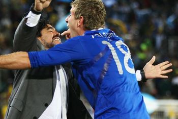 Abrazo del alma: Maradona creyó en Palermo y le dejó una marca imborrable.