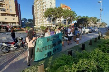 La manifestación tuvo lugar ayer frente al restaurante Fuegos de Pinamar