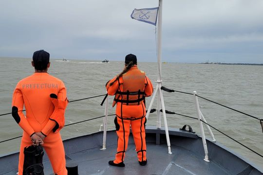 Tras un operativo de emergencia, así rescataron a tres tripulantes en Bahía Blanca.