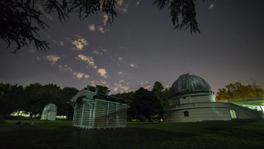 Tras los grandes telescopios de los observatorios astronómicos de La Plata, de Córdoba, el observatorio Félix Aguilar (San Juan) y el Complejo Astronómico El Leoncito (San Juan).