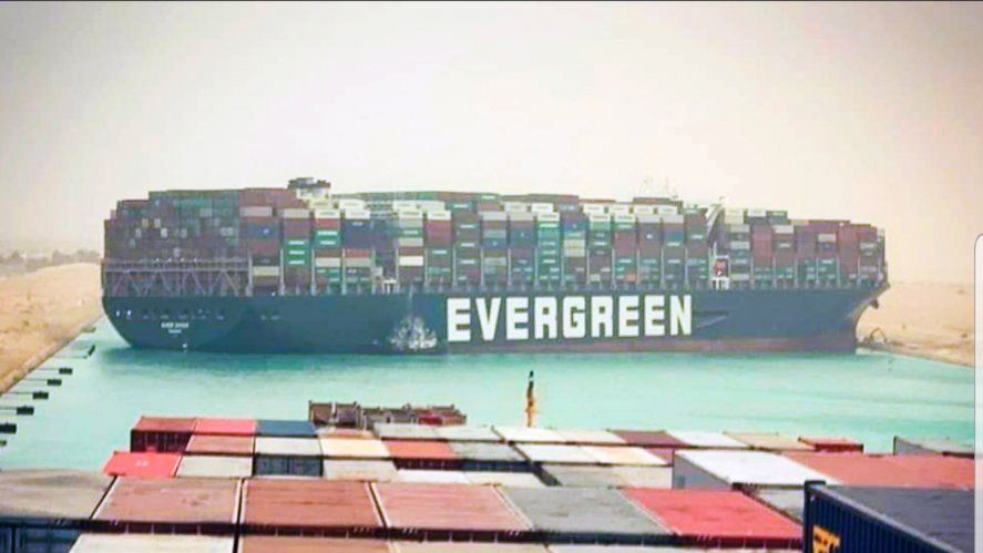 El buque atascado en el Canal de Suez podría hacer subir el precio de millones de productos alrededor del mundo