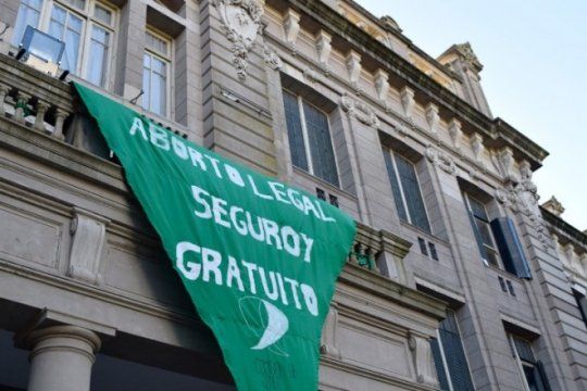la unlp colgo un panuelo verde en el colegio nacional en apoyo a la despenalizacion del aborto