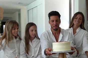 Con Camila Homs y sus hijas: así anunció Estudiantes la renovación de José Sosa