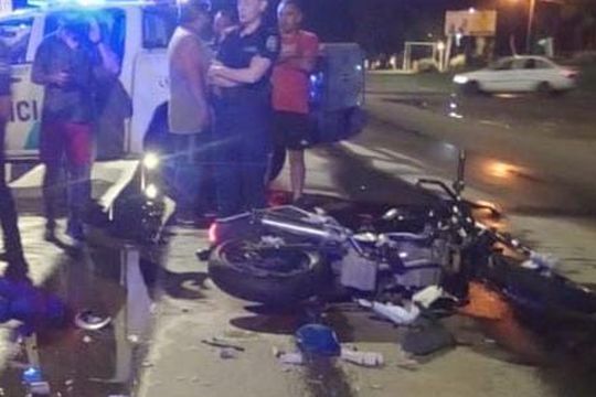 la plata: murio un motociclista adolescente tras chocar con un camion
