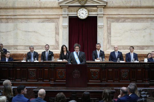 un mensaje a los gobernadores y otro para el congreso: claves del presupuesto que presento milei